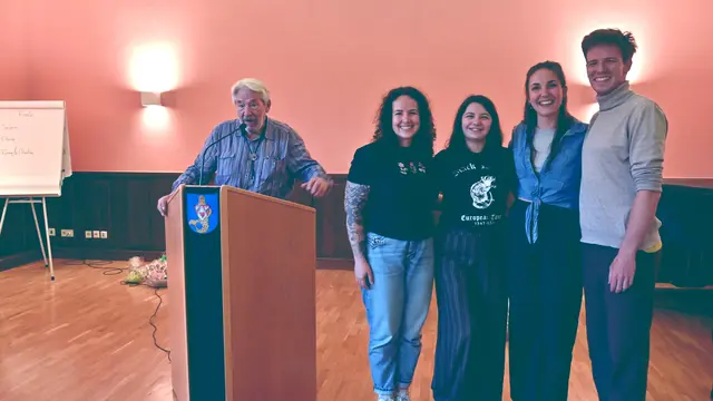 Gerhart Weihs mit den vier Finalisten