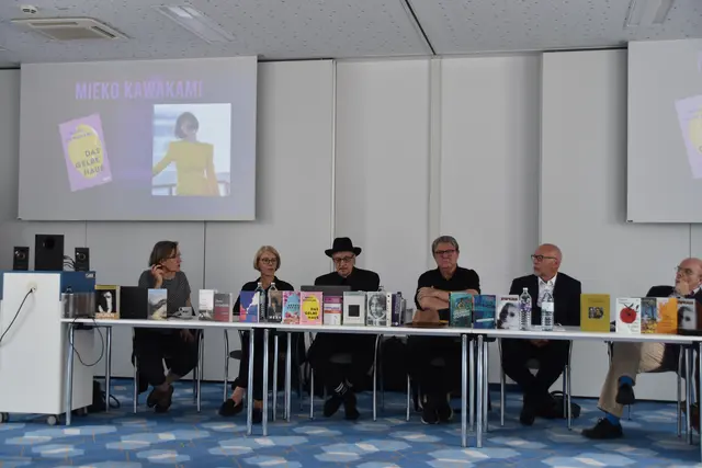 Die japanische Autorin Mieko Kawakami feiert in Kufstein die deutschsprachige Buchpremiere von "Das gelbe Haus".   | Foto: Barbara Fluckinger