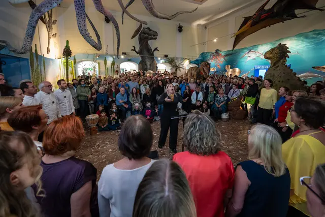Der Chor „Joyful Voices – Gospel &amp; More” (Leitung: Tania Reyes Vida) füllte die Saurierhalle im Haus der Natur bis auf den letzten Platz.� | Foto: Albert Moser