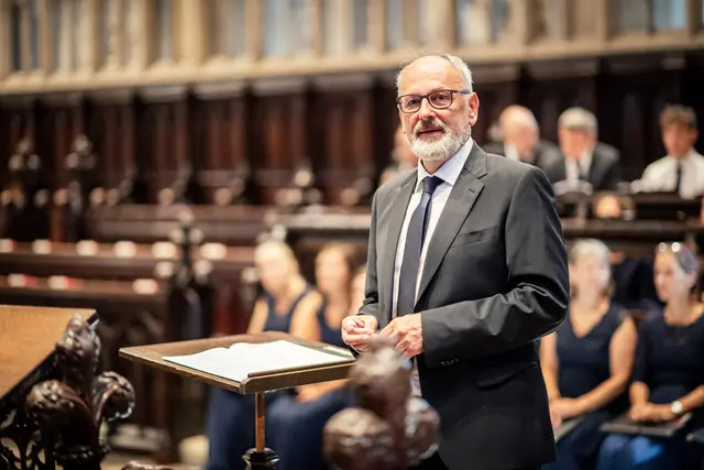 Kirchenmusikreferent und Landeschorleiter-Stv. Andreas Gassner zählt zu den musikalischen Aushängeschildern der Salzburger Chorlandschaft. Im Sommer 2024 war der sympathische Chorleiter mit seinem Bischofshofner Kammerchor „Vox Cantabilis“ in Canterbury zu Gast. | Foto: Christian Deinhammer