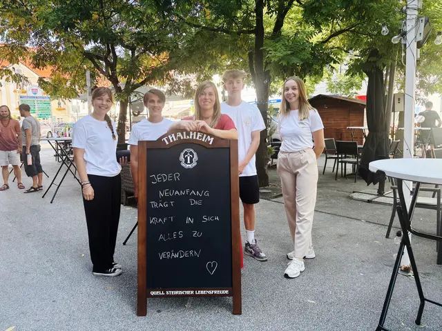 Yasmin Fritz-Jesse (Mitte) startet mit ihrem Team motiviert neu durch. Es gibt zahlreiche neue Angebote auf der Karte, geöffnet ist "Die Eule. Das Lokal" jeweils Mittwoch bis Samstag von 9 bis 16 Uhr | Foto: MeinBezirk.at