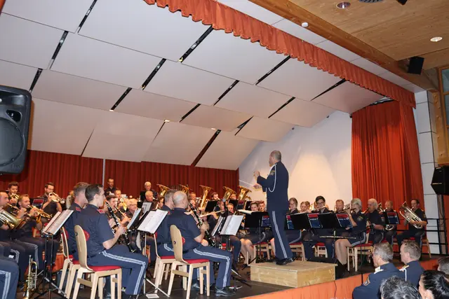 Die Polizeimusik Tirol konzertierte am 21. August in Schönwies.  | Foto: Elisabeth Zangerl