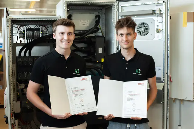 Die Lehrabschlussprüfung erfolgreich gemeistert: Maximilian Neureiter und Jannik Hörmann starten als Facharbeiter durch. | Foto: UNTHA e-technology