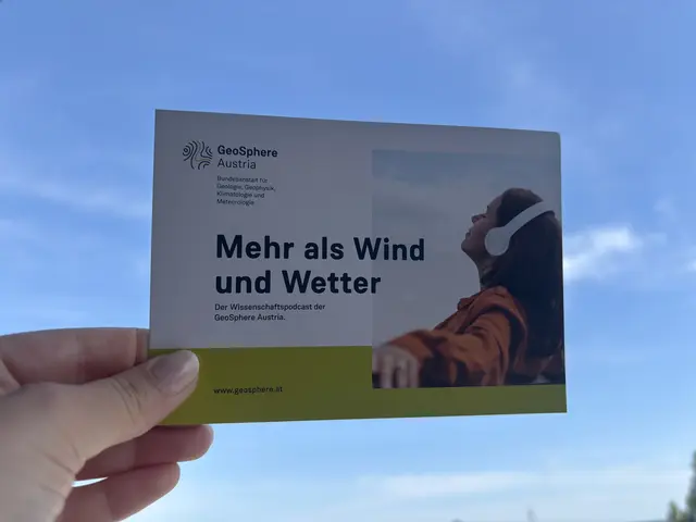 Im Podcast „Mehr als Wind und Wetter“ erklärt Liliane Hofer gemeinsam mit ihrem Kollegen Christian Resch, was Wetterphänomene mit unserem Alltag zu tun haben und liefert spannende Einblicke in die Meteorologie. | Foto: Carmen Kurcz