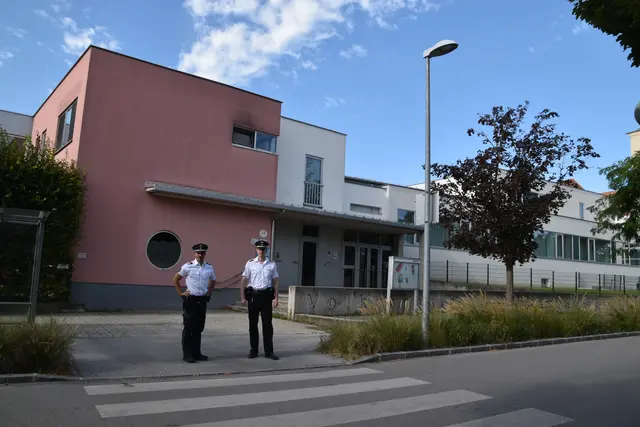 Sebastian Stockbauer und Bezirksinspektor Andreas Autin beim Lokalaugenschein vor der VS Radetzkygasse in Baden. Jetzt im Sommer ist hier noch wenig los, mit Schulbeginn werden wieder Beamte der Polizei den Zebrastreifen sichern, damit Kinder gefahrlos die Straße überqueren können, wenn diese in den Kiss &amp; Go Zonen abgesetzt werden. | Foto: Preineder