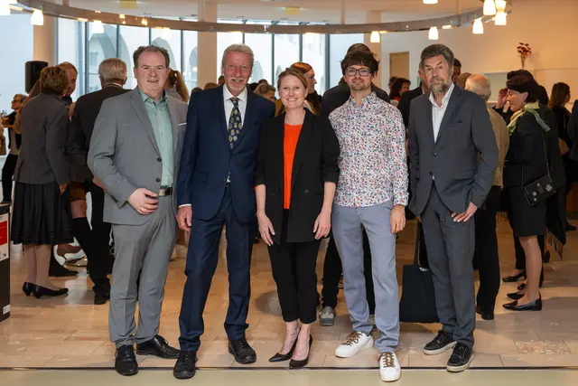 Freuten sich über ein gelungenes Konzert: Balthasar Gwechenberger (Salzburger Blasmusikverband), Dieter Schaffer (Chorverband Salzburg), Angelika Berrini (Chorverband Österreich) Matthias Werner (Komponist "Die beste Welt"), Walter Müller (Text "Die beste Welt"). | Foto: Albert Moser