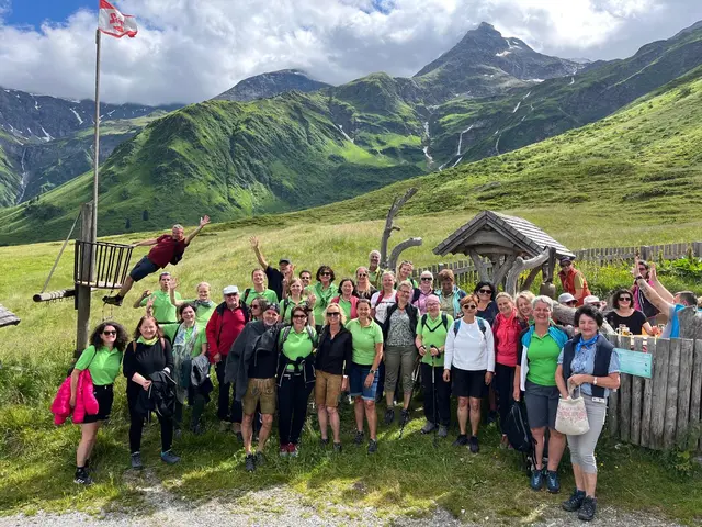 Für das Abschlussprojekt des Pongauer Bezirkschores 2024/2025 hätte die Kulisse nicht eindrucksvoller sein können: Inmitten der Gasteiner Bergwelt trafen Ende Juni noch einmal 35 Sänger:innen (ua. Mitglieder des Singkreises Pfarrwerfen, des Kirchenchors Altenmarkt, des Chors „Viva la voce“ aus Altenmarkt sowie dem veranstaltenden Chor „GastEinKlang“) zu einem besonderen musikalischen Tag zusammen.

Für das bevorstehende Jahr 2025/26 haben sich im Pongau gleich zwei Chöre zusammengetan: der Chor Viva la Voce sowie der Kirchenchor Radstadt sorgen für frische Impulse und spannende Veranstaltungen. | Foto: Gerald Zechner, Chor GastEinKlang