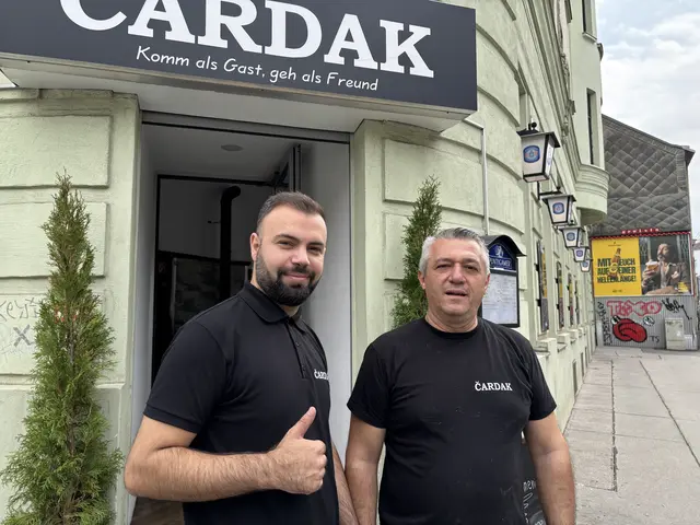 Robert Mitev (l.) und Goran Mitev sind Geschäftspartner und haben das Restaurant "Čardak" eröffnet. | Foto: Michael Marbacher/MeinBezirk