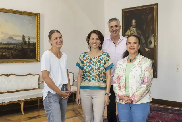 Im Bild: Landeshauptfrau Karoline Edtstadler mit Gerhard Darmann, Leiter der Einrichtung Telefonseelsorge / kids-line, Michaela Koller, Hauptamtliche Mitarbeiterin im Leitungsteam der Telefonseelsorge / kids-line und Theresa Schimke, Koordinatorin der kids-line.  | Foto: Land Salzburg/Neumayr/Leopold