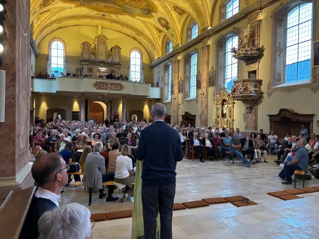 Die Barbarakirche war bis auf den letzten Platz gefüllt, sodass zahlreiche Besucher:innen sogar im Altarraum Platz nehmen mussten. | Foto: Schwarz