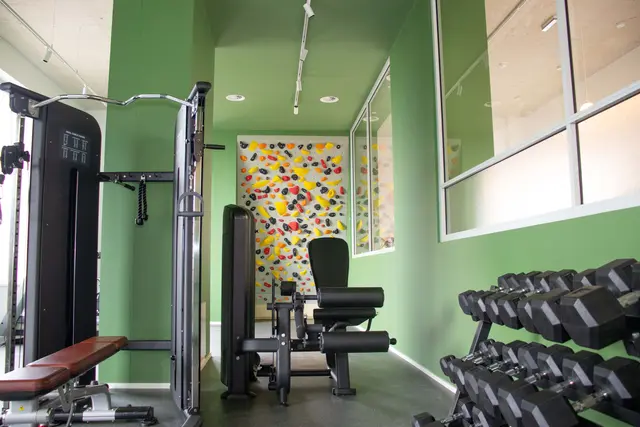 Neben den vollausgestatteten Wohnungen für 173 Personen bietet das Gästehaus großzügige Allgemeinbereiche wie z.B.: Küche, Fitnessraum und Waschsaloon.  | Foto: © D. Jäger