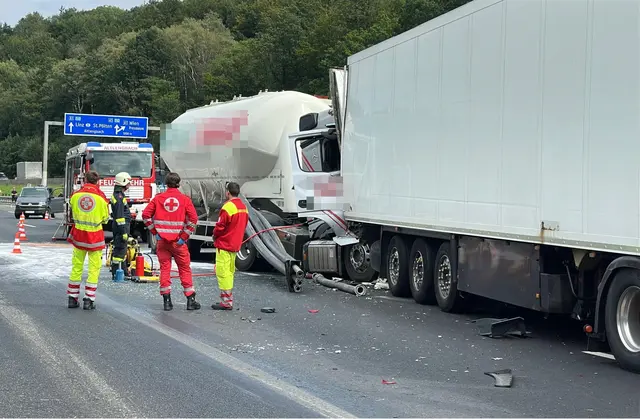 Auf der A21 kam es nach der Kollision zu erheblichen Behinderungen im Verkehr. | Foto: Doku NÖ