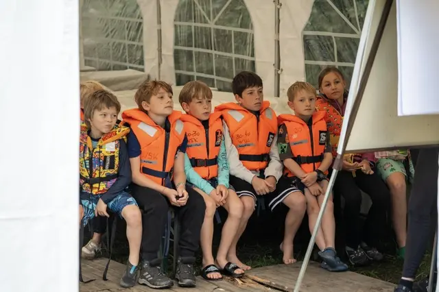 Neben der Praxis, dem Segeln auf dem See, stand auch Theorie auf dem Programmplan. | Foto: Lukas Klima