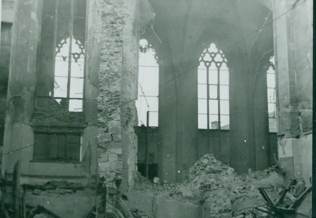 Eine Fliegerbombe riss im Zweiten Weltkrieg den Kirchenbau der Franziskanerkirche auf, in Folge wurde der zerstörte Teil durch eine Bretterwand von der restlichen Kirche abgetrennt. | Foto: Sammlung Kubinzky