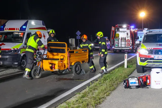 Die Feuerwehr befreite den eingeklemmten Mann. | Foto: laumat/Matthias Lauber