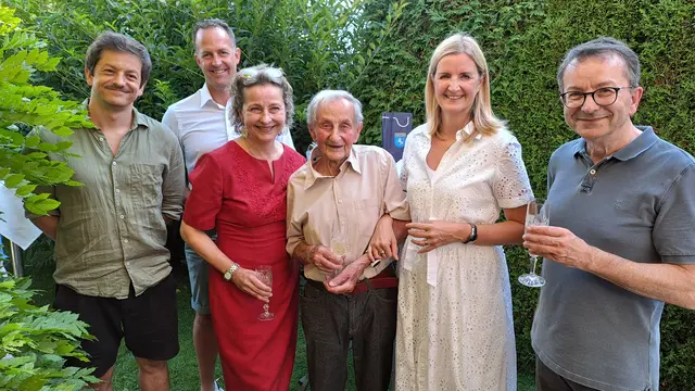 Bürgermeisterin Daniela Kampfl (2.v.r.) und Vizebürgermeister Daniel Pfeifhofer (2.v.l.) gratulierten dem fitten 100er und seiner Familie: Enkel Stefan (li.), Tochter Andrea (3.v.l.) und Sohn Werner (r.). | Foto: Thomas Weberberger