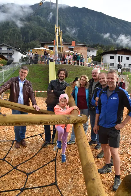 Gemeinsames Fest mit den Anrainern (v.l.): Bgm. Gerhard Krug, Diakon Danijel Juric, Verpächterin Gabi und Gerhard Plattner, Martin Zauner und Rainer Schuchter.