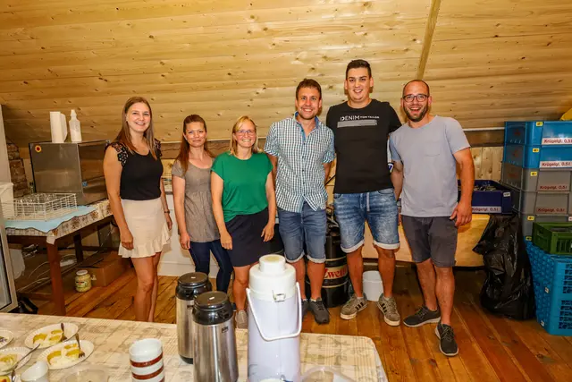 Fesche Mädls und junge Burschen waren für Schank- und Mehlspeisenbuffet zuständig. | Foto: Doris Mayerhofer