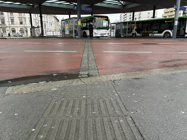 Das Blindenleitsystem führt leider nicht zum mittigen Busterminal.  | Foto: Lisa Kammann/MeinBezirk