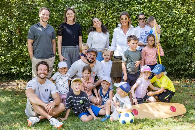 Mit einem bunten Programm startete der 1. Wildshut Kinder-Campus am Stiegl-Gut Wildshut. Im Bild (sitzend v. li.): Tim Schweizer (Team Schweizer), Bäcker Rudi Pichler, (stehend v. li.): Sebastian Eßl (Stiegl-Braumeister), Caroline Feuchter (Pädagogin), Sumaia Ausobsky (Kinderyoga-Lehrerin) mit Alessandra Kiener (Wildshut-Gründerin). | Foto: Günter Freund/wildbild 