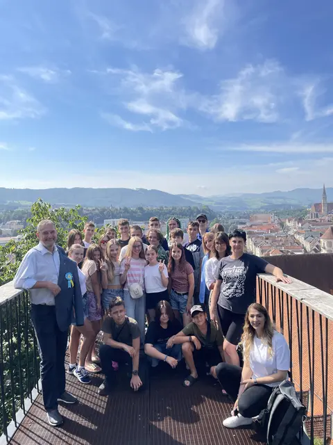 Die ukrainischen Jugendlichen mit Betreuerteam und Stadtrat Christian Baumgarten beim Blick über Steyr von der Aussichtsplattform beim Panoramalift. | Foto: Magistrat Steyr | Presse