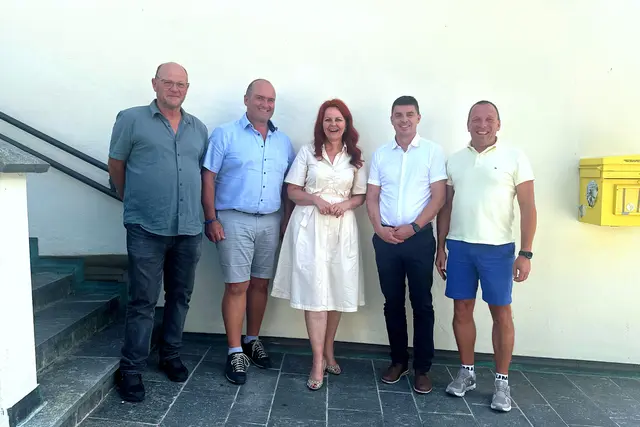 LRin Hagele mit den Bürgermeistern des Planungsverbandes Sonnenterrasse. | Foto: Land Tirol