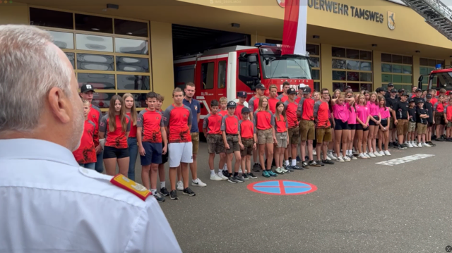 Die Delegation der Feuerwehrjugend Salzburg reiste am Vormittag des 21. August 2025 gemeinsam vom Lungau aus zum 25. Bundesfeuerwehrjugend-Leistungsbewerb nach Weiz ab. Die feierliche Verabschiedung fand beim Feuerwehrhaus in Tamsweg statt. | Foto: pjw