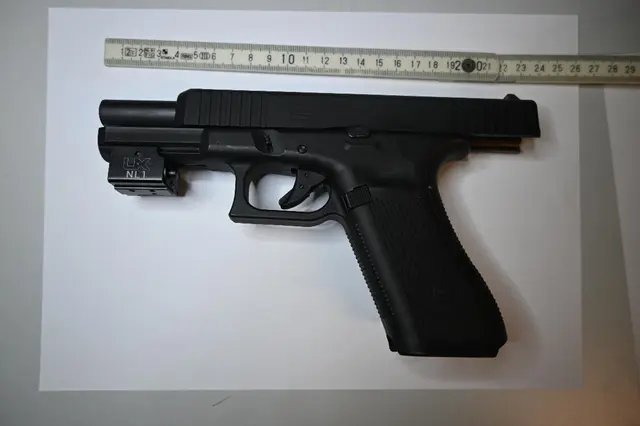 Bei dem 17-Jährigen wurde eine Schreckschusspistole sichergestellt.  | Foto: LPD Wien