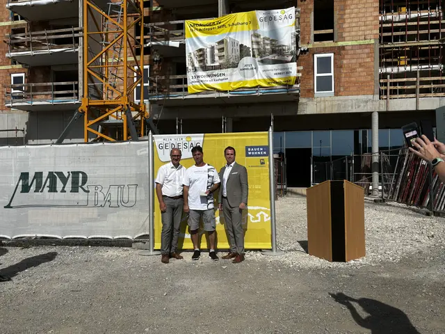 Johannes Pressl (Bürgermeister Ardagger), Roman Pils (Polier Firma Mayr-Bau), Peter Forthuber (Vorstand Gedesag | Foto: Dietl-Schuller