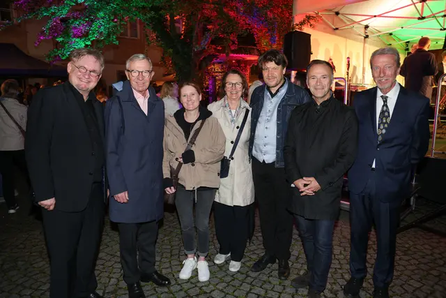 Freuten sich über eine gelungene Lange Nacht der Chöre 2025 mit 63 mitwirkenden Chören: Moritz Guttmann, LH a. D. Wilfried Haslauer, Angelika Berrini, Lucia Luidold, Helmut Zeilner, Bgm. Bernhard Auinger, Dieter Schaffer. | Foto: Franz Neumayr