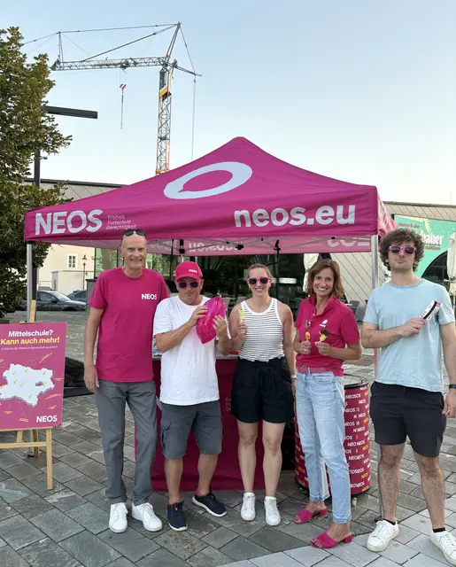 Indra Collini (2.v.l.) mit dem Brunner Team. | Foto: Neos