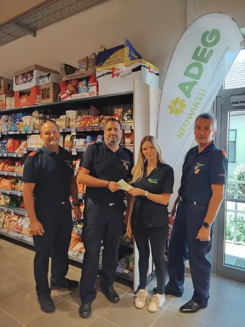 Die Freiwillige Feuerwehr Absdorf konnte sich über eine Spendensumme von 300 € freuen. (v.l.n.r. Herbert Gratzl, Ing. Josef Schachenhuber, Filialleiterin aus Absdorf Silke Brunthaler, Manfred Weiss) | Foto: ADEG Neuwirth, REWE Großhandel GmbH