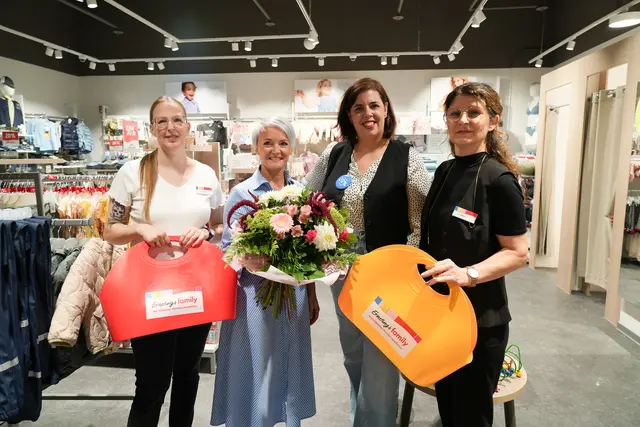 Alexandra Kobiella, Sabine Riederer 
(stellvertretende Centerleiterin Rosenarcade 
Tulln), Jasmin Huber (Head of Area Sales) und 
Ana Matijevic freuen sich über die Neueröffnung 
von Ernsting’s family in der Rosenarcade Tulln.  | Foto: marketing circus