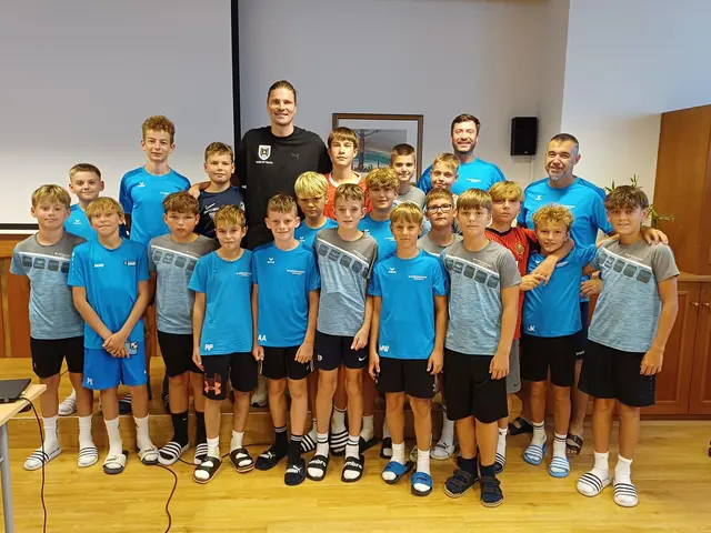 Spieler und Betreuer mit Ex-Nationalspieler Sebastian Prödl. | Foto: Froschauer/Leitenmayr