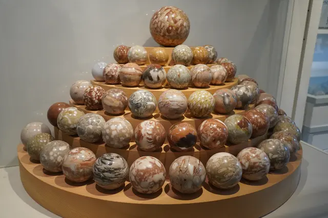 Die geschliffenen und polierten Mamorkugeln im Untersbergmuseum sind sehr schön anzusehen. | Foto: Emanuel Hasenauer