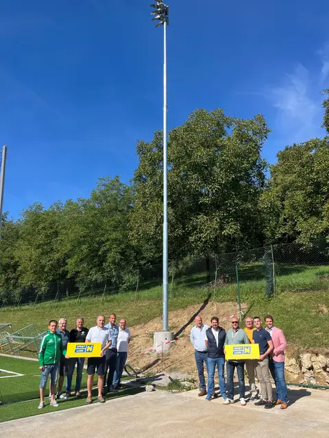 Obmann SC Prefa Gernot Edy, Platzwart Werner Wiesbauer, Kassier SC Prefa Martin Trattner, Vizebürgermeister Christian Buxhofer, Firma store and more GmbH Michael Rettensteiner, Energieberater Mario Hölzl, Firma store and more GmbH Josef Rettensteiner, Baufirma Sebastian Trieb, Obmann TC Lilienfeld Walter Binder, Sportstadtrat Erwin Martinetz, Projektverantwortlicher Stadtgemeinde Lilienfeld Lukas Brader und Bürgermeister Manuel Aichberger (v.l.) | Foto: Stadtgemeinde Lilienfeld