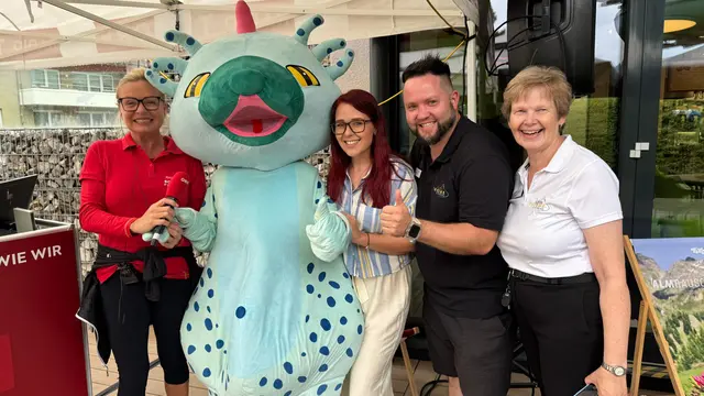 v.l.: Moderatorin Isabella Krassnitzer mit Baby-Drache Juhui, Bettina Weger (Social Media Managerin), Marcel Sacha (Stv. Betriebleiter) und Ute Weger (Betriebsleiterin). | Foto: Weger