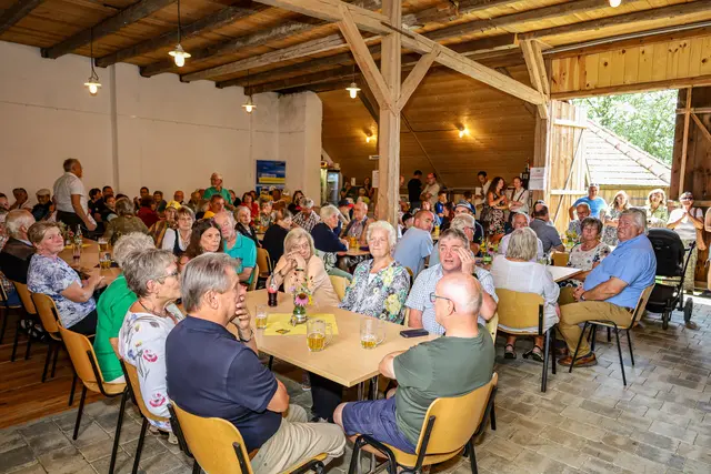 Gespräche unter Mitgliedern - in Langau blieb kein Platz frei. | Foto: Doris Mayerhofer
