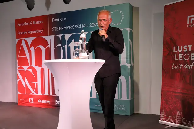 Kurator Günther Holler-Schuster ging auf die künstlerische Dimension des Pavillons ein: „Der Steiermark-Pavillon zeigt die künstlerische Auseinandersetzungen mit der Geschichte und Gegenwart des Landes. Unter anderem ist dabei auch Herbert Brandls letztes großes Kunstwerk zu sehen." | Foto: Universalmuseum Joanneum/J.J.Kucek