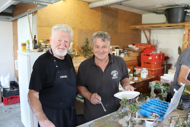 Hausherr Helmut Auer mit Krippenbaumeister Hermann Bidner | Foto: MeinBezirk.at