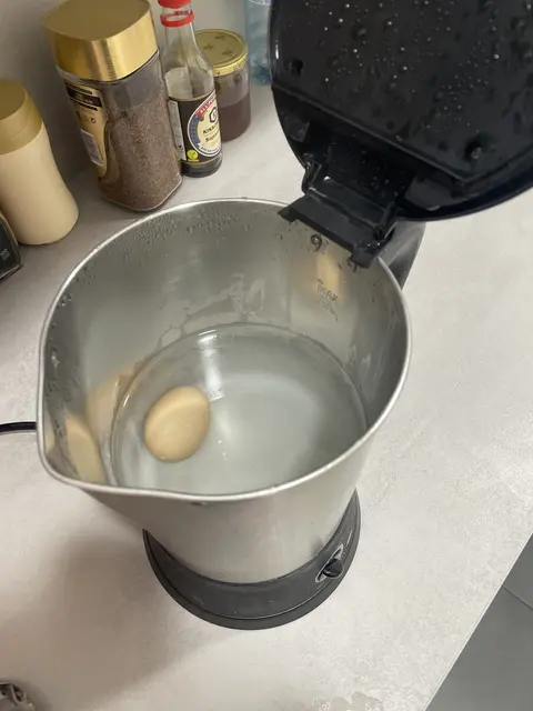 Wir wollen es wissen: Kann man ein Ei im Wasserkocher hart kochen? | Foto: Lauren Fahrenberger / MeinBezirk