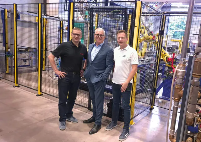Matthias Kitzler (Geschäftsführer Maxxom), Robert Stubenberger (COO Pollmann International) und Harald Weber (Leitung Operations PAT) vor dem Spritzguss-Gehäuse  | Foto: Pollmann