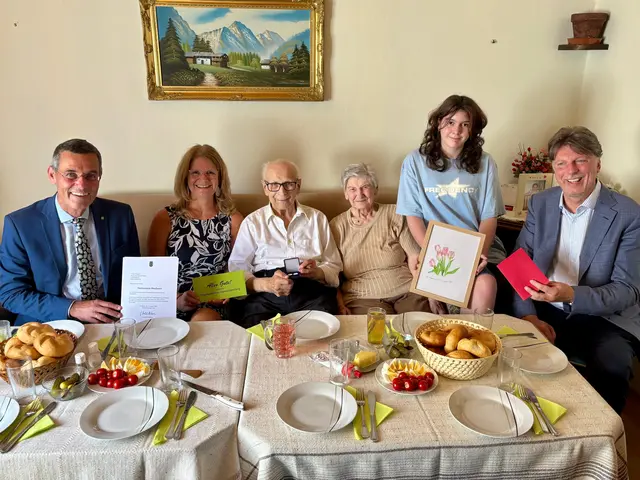 Zur „Steinernen Hochzeit“ gratulierten Bezirkshauptmann Stefan Grusch, Bürgermeister Franz Göd und Vizebürgermeisterin Mang (beide ÖVP). | Foto: Markus Kahrer