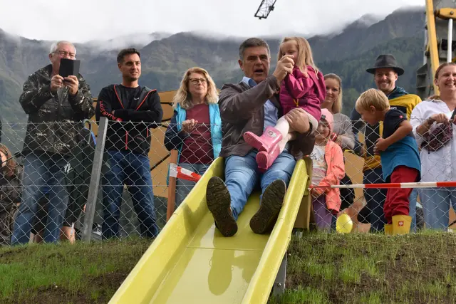 Natürlich musste auch Bgm. Gerhard Krug selbst die Anlage testen.