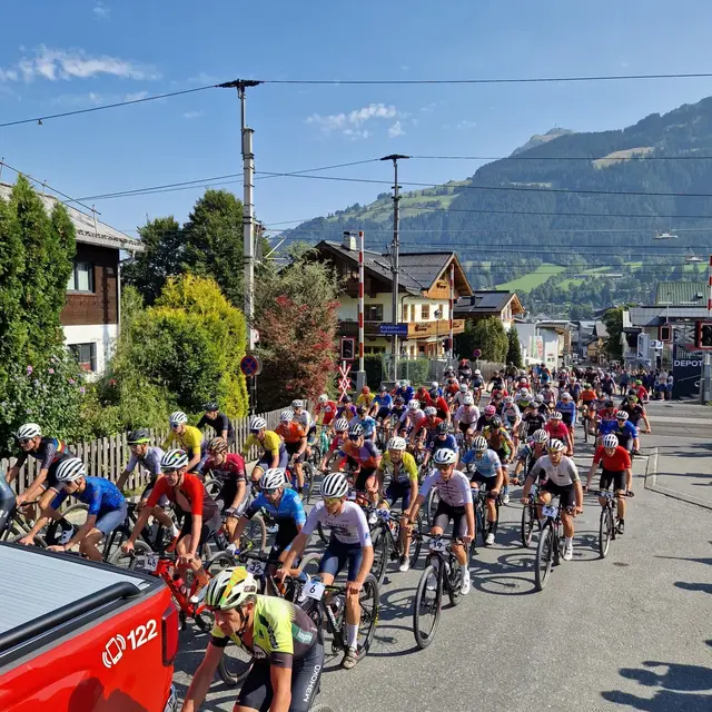 80 Teilnehmer des 36. internationalen Hahnenkamm-Mountainbike-Rennens kämpften sich am 15. August hinauf zur Bergstation Walde. | Foto: SV Kitzsport/Simone Ehrensperger