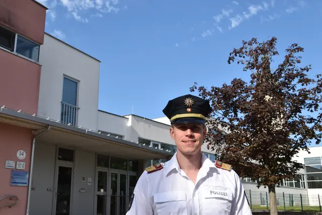 Sebastian Stockbauer vor der VS Radetzkygasse | Foto: Preineder