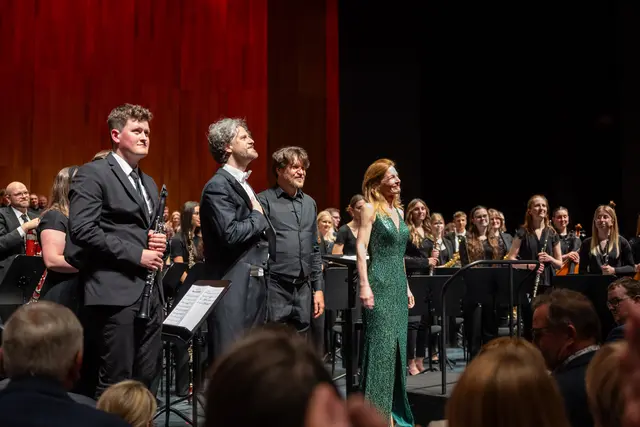 Brachten gemeinsam ein beeindruckendes Konzert auf die Bühne: Dirigent Gregor Kovačič, Landeschorleiter Helmut Zeilner mit Sprecherin Kathi Gudmundsson. | Foto: Albert Moser