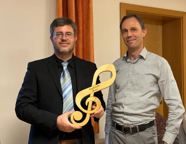 Staffelübergabe: der Männerchor Kuchl ist der Bezirkschor des Jahres 2025/26. Im Bild Chorleiter Martin FABIAN und Obmann Hermann Züger. | Foto: Trixi Hinterhofer