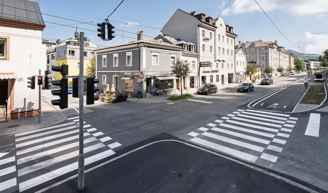 Wer von der Linzer Gasse kommt, kann von der Glockengasse bis zum Hohen Weg auf einem baulich getrennten Radweg fahren. Er verläuft hinter der Bushaltestelle Grillparzerstraße, die zur Fahrbahnhaltestelle umgebaut wurde.  | Foto: Stadt:Salzburg/Alexander Killer