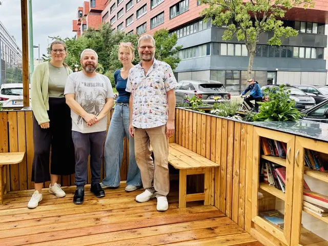 Julia Müller, Roman Kellner, Robert Jüttner und Barbara Wazek (v.l.) am neu gestalteten "Zam kum Platzl" in der Hellwagstraße 14. | Foto: Sarah Marie Piskur/MeinBezirk